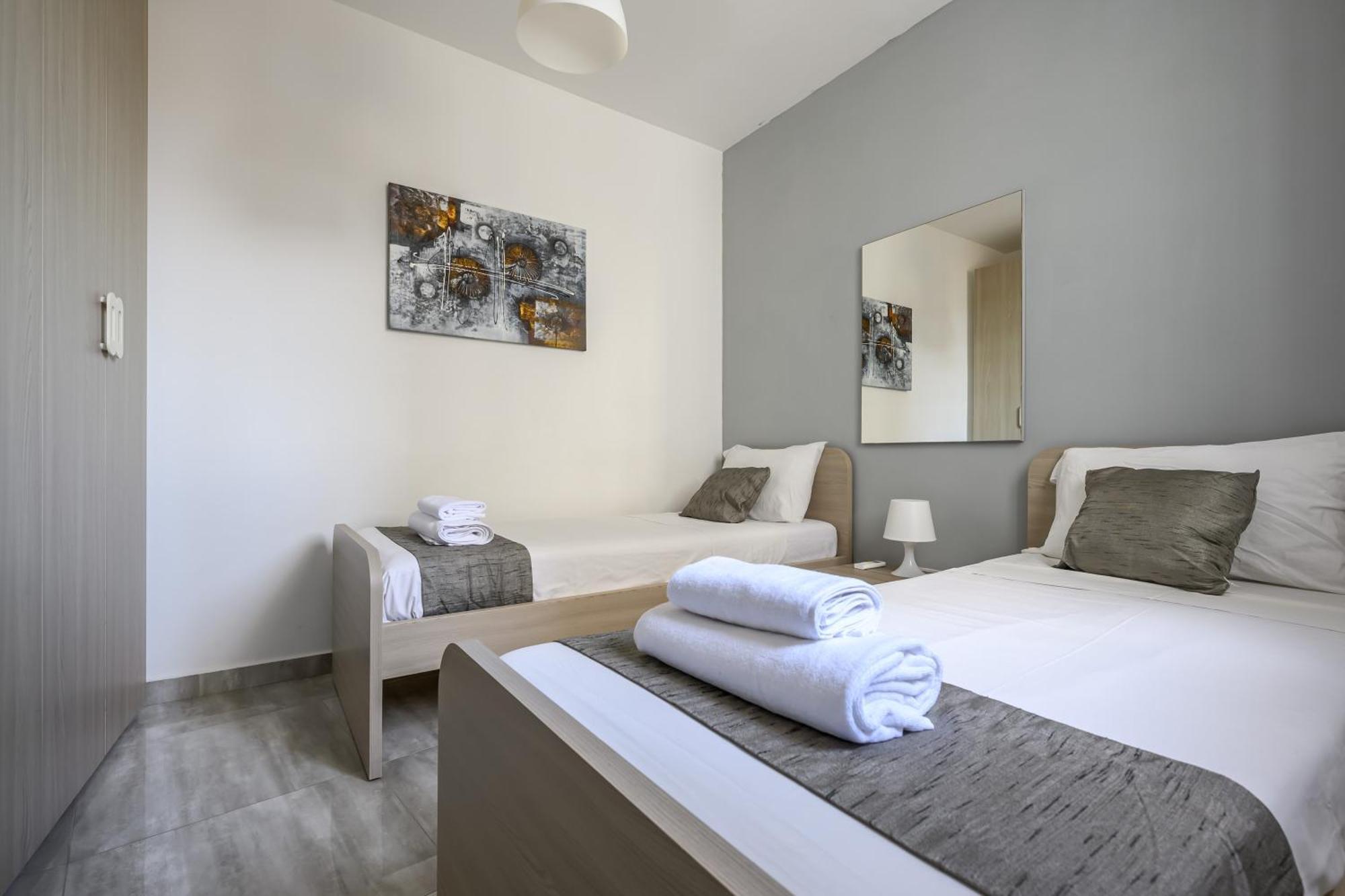 F11 Room 2, Private Room Two Single Beds Shared Bathroom In Shared Flat ムサイダ エクステリア 写真