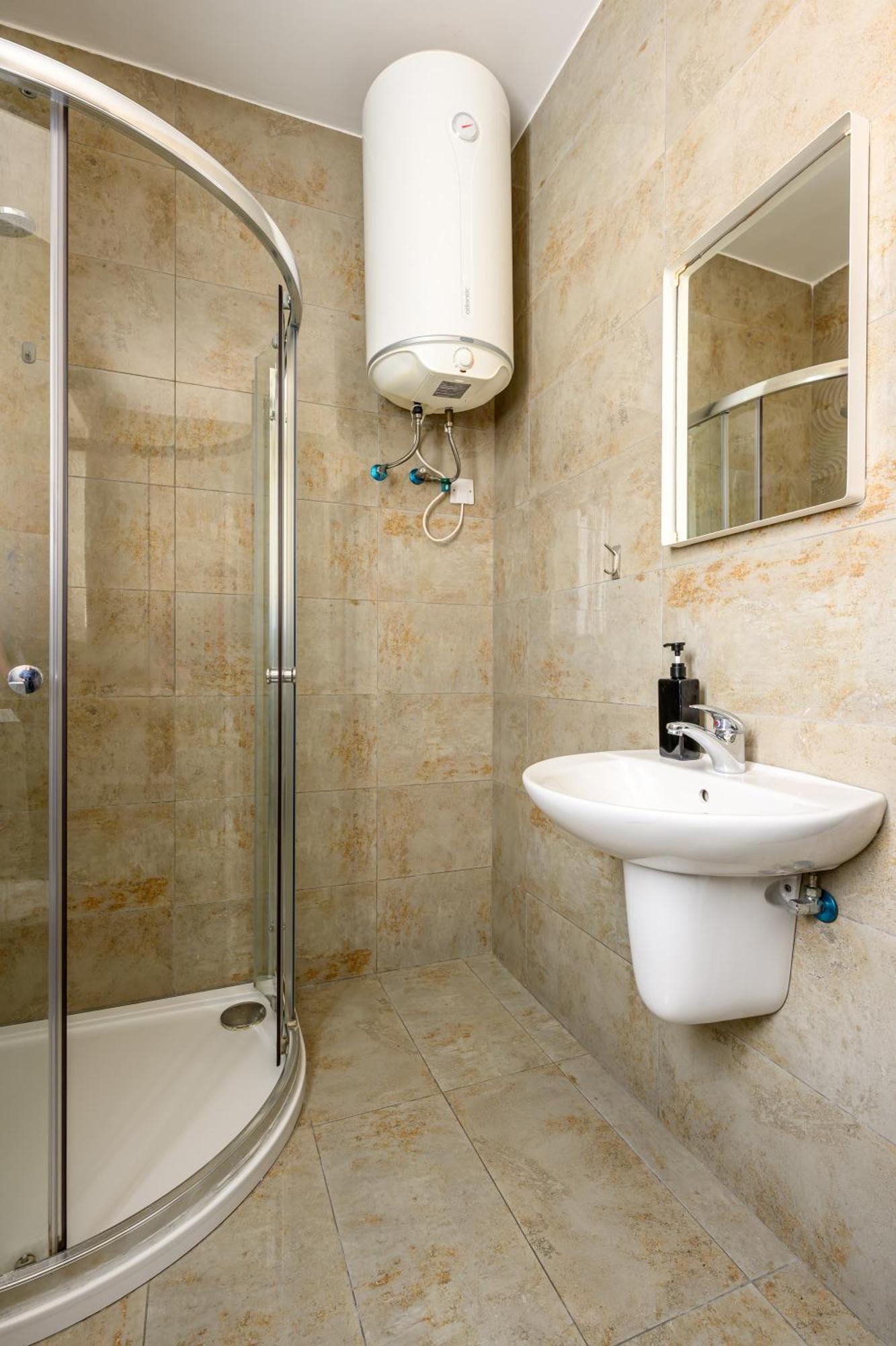 F11 Room 2, Private Room Two Single Beds Shared Bathroom In Shared Flat ムサイダ エクステリア 写真