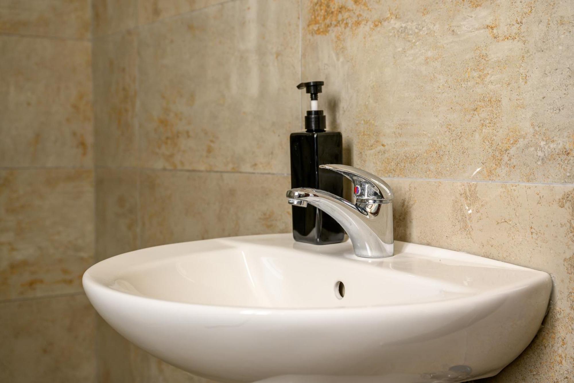 F11 Room 2, Private Room Two Single Beds Shared Bathroom In Shared Flat ムサイダ エクステリア 写真
