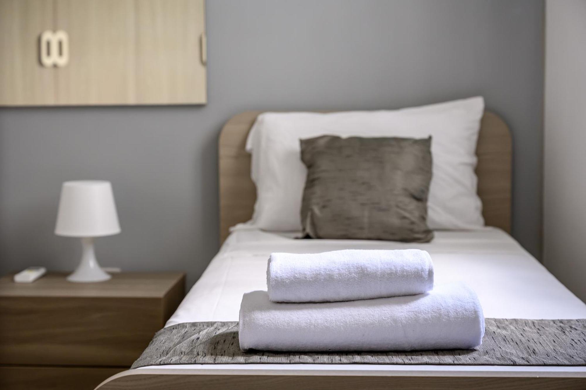 F11 Room 2, Private Room Two Single Beds Shared Bathroom In Shared Flat ムサイダ エクステリア 写真